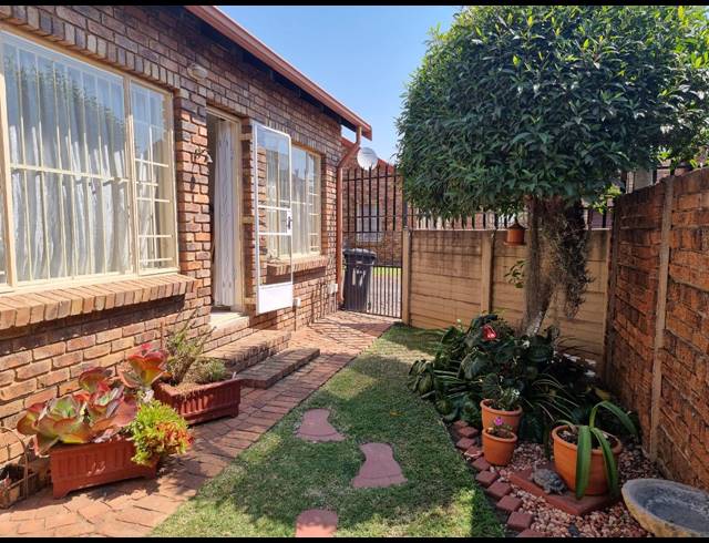 2 BEDROOM TOWNHOUSE FOR SALE IN CLAREMONT